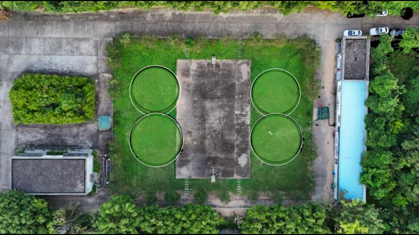 飞行训练场俯视：四块圆形起降坪分列在水泥带两侧